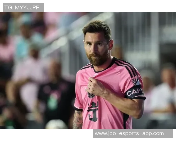 梅西荣膺世界足球先生专属球星卡展示助力球迷收藏梦想